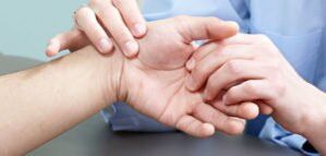 Diagnose the pain in the finger joints