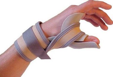 Injured thumb of fixed hand